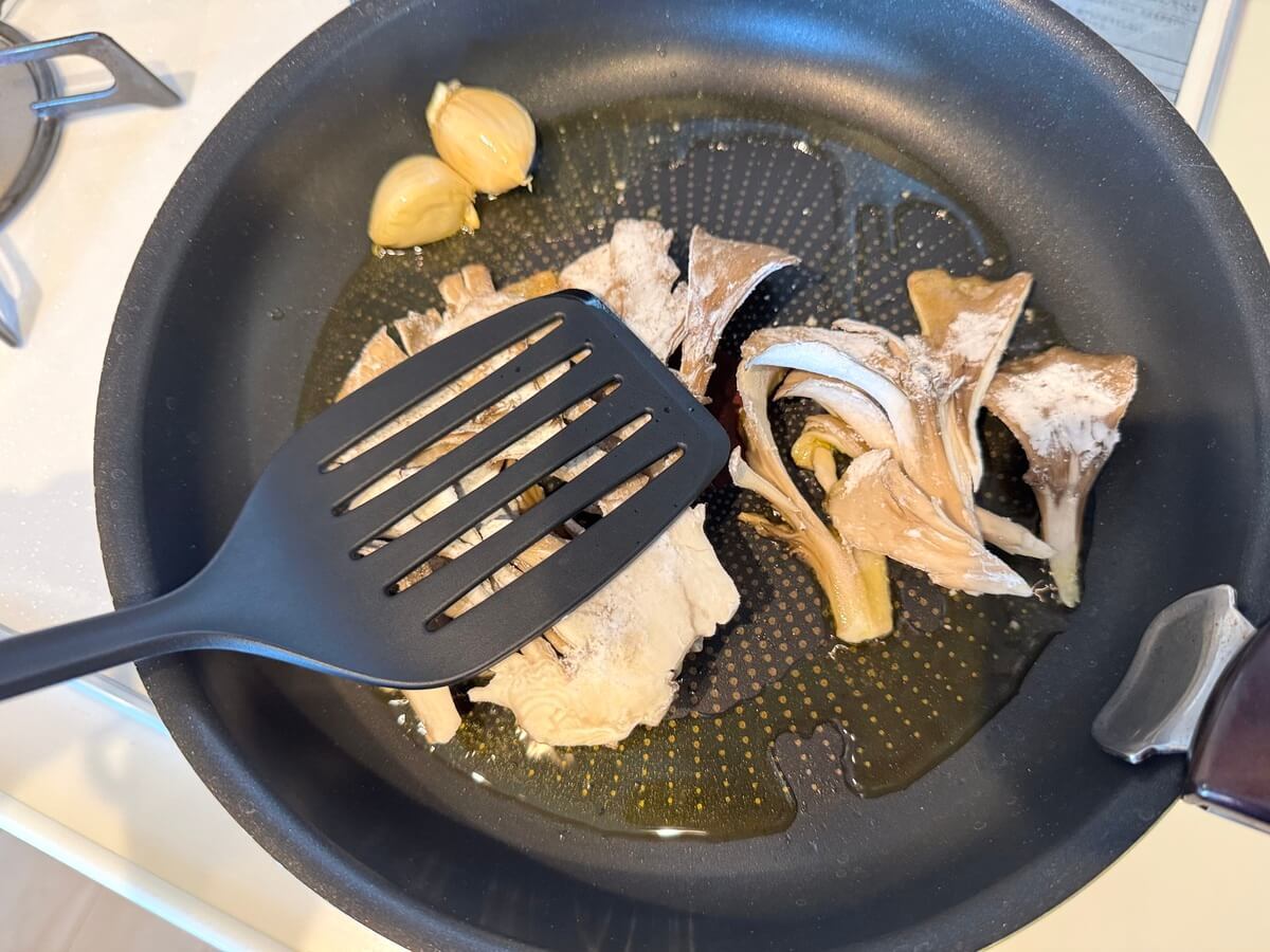 アキオさん「旨味凝縮!カリカリ舞茸のプレスステーキ」