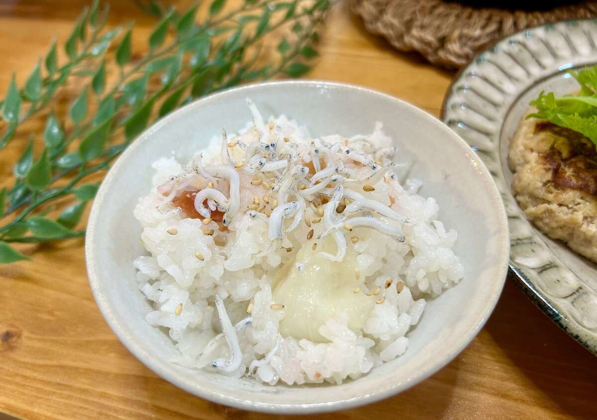 新たまねぎと梅干しの炊き込みご飯
