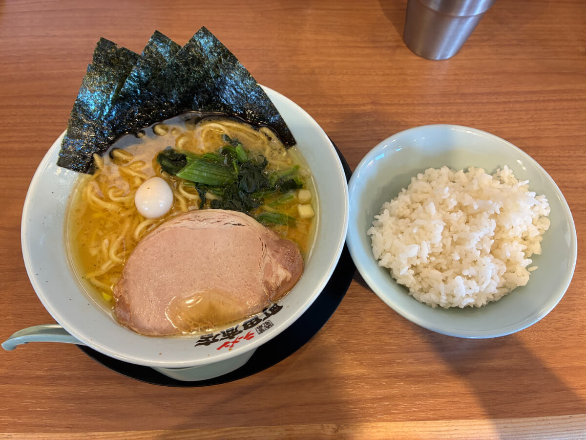 町田商店「豚骨醤油ラーメン＋ライス」の背徳感たっぷりの食べ方