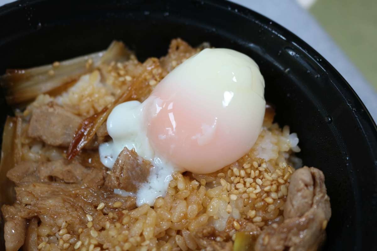 丸亀製麺メニューこく旨豚玉丼