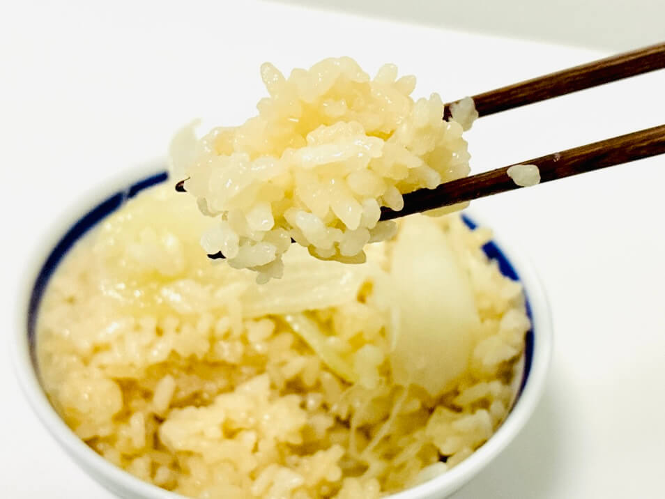 サンドウィッチマン＆芦田愛菜の博士ちゃん「玉ねぎ丸ごと炊き込みご飯」のレシピ