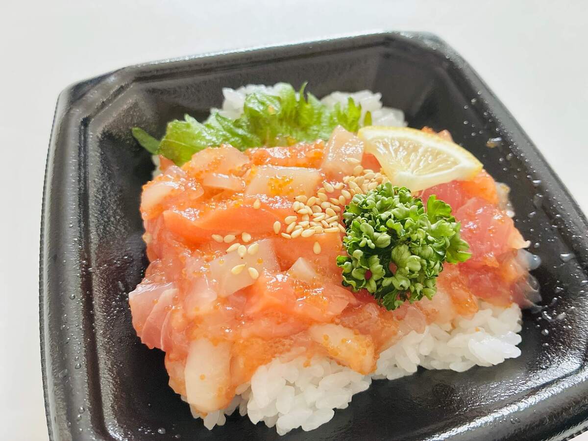 魚屋の海鮮漬け丼の小サイズ