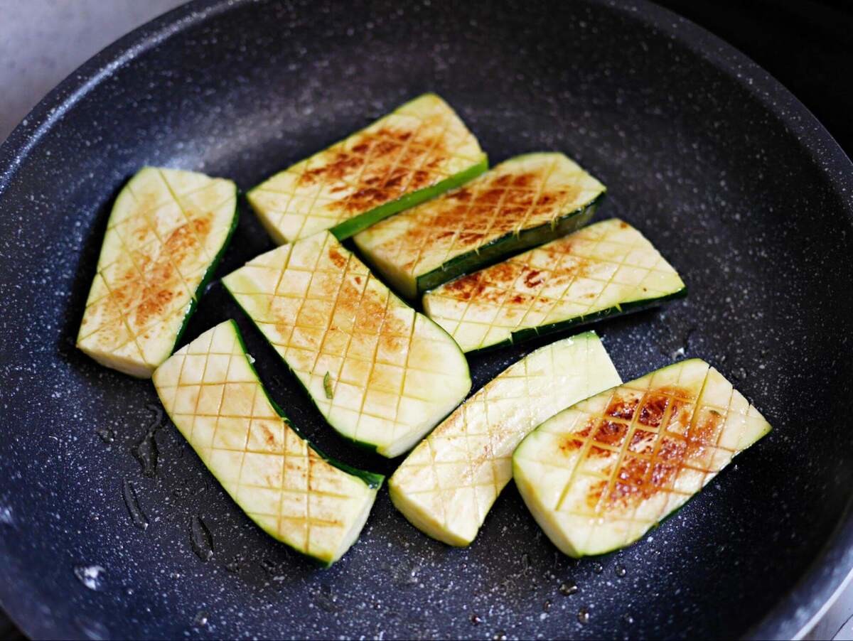 ズッキーニのしぼ生ステーキ【味つけは生しょうゆだけ】