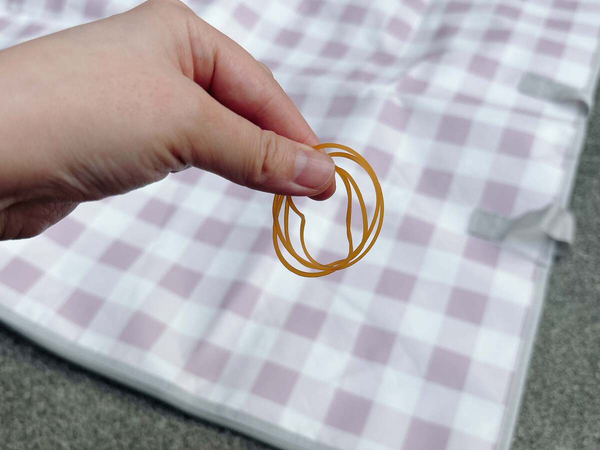 「レジャーシート」が“風で飛ばされない裏ワザ”