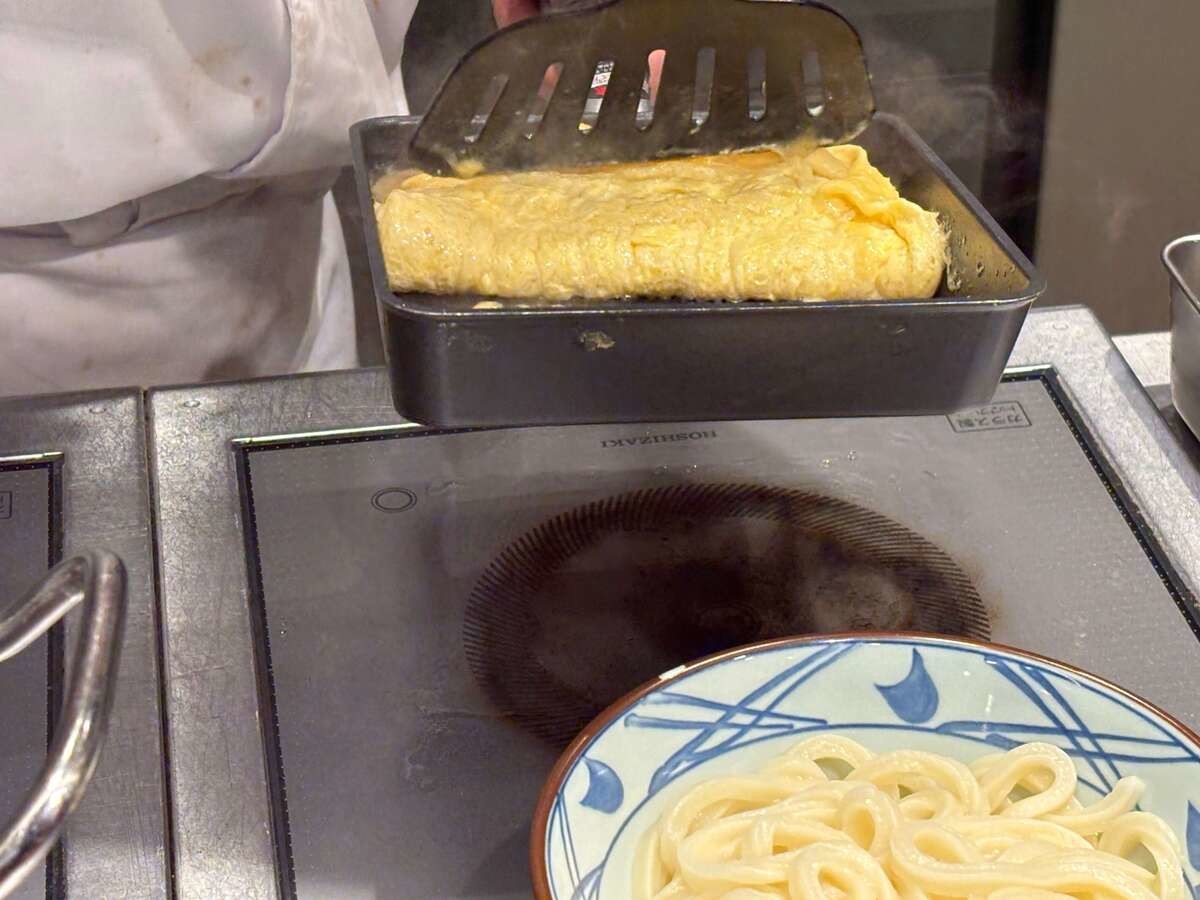 丸亀製麺「だし玉肉づつみうどん 並（税込890円）」