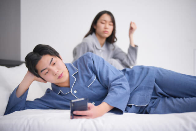 【弁護士が回答】夫婦でも相手のスマホを無断で見るのは違法！？