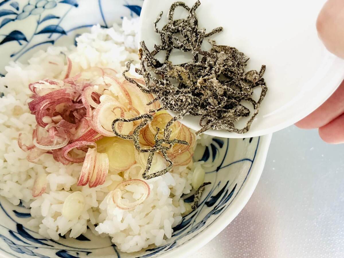 小林まさみさん「みょうがと塩昆布のおにぎり」のレシピ