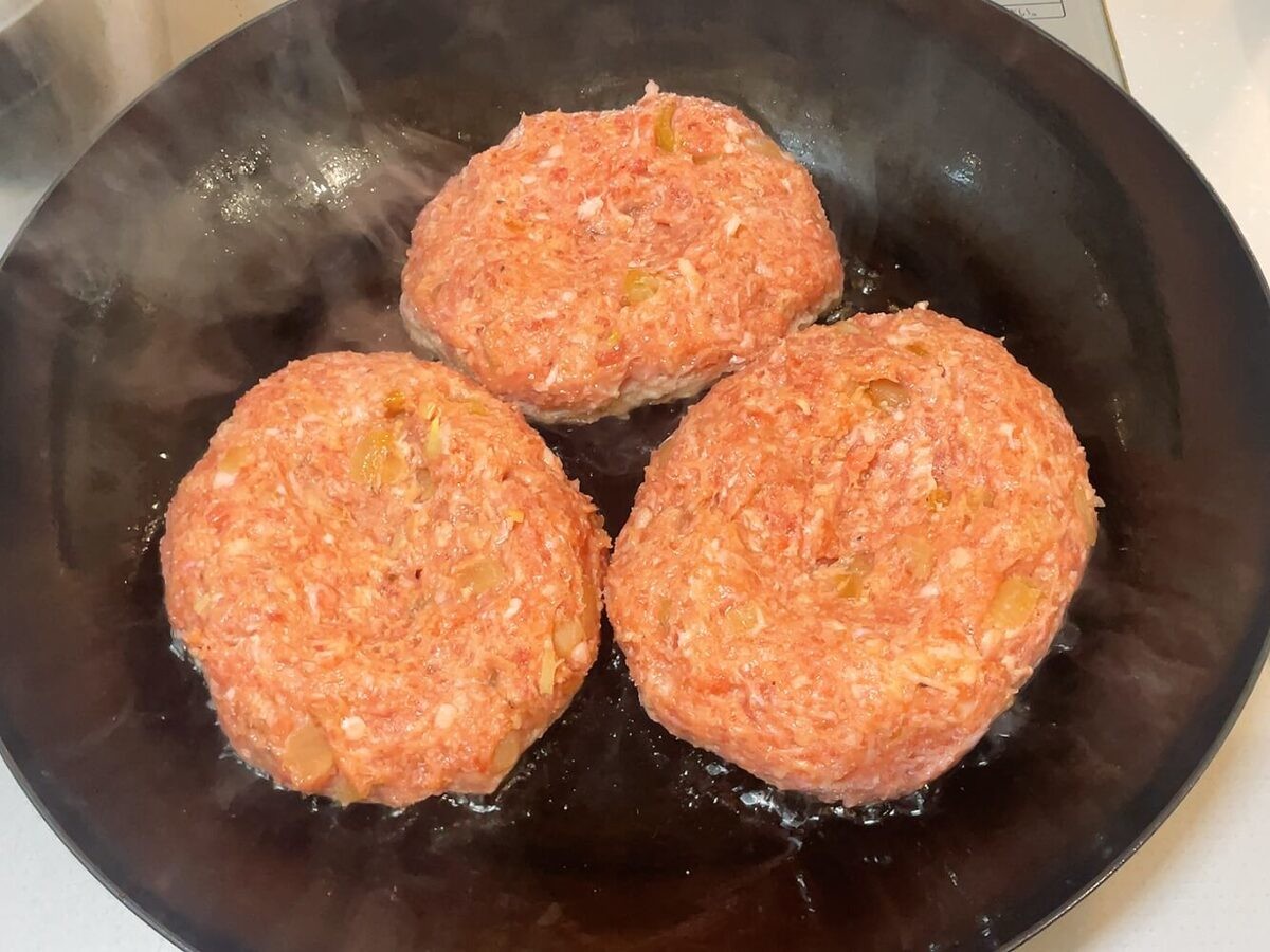 ハンバーグに氷(クラッシュアイス)を入れて焼くレシピ