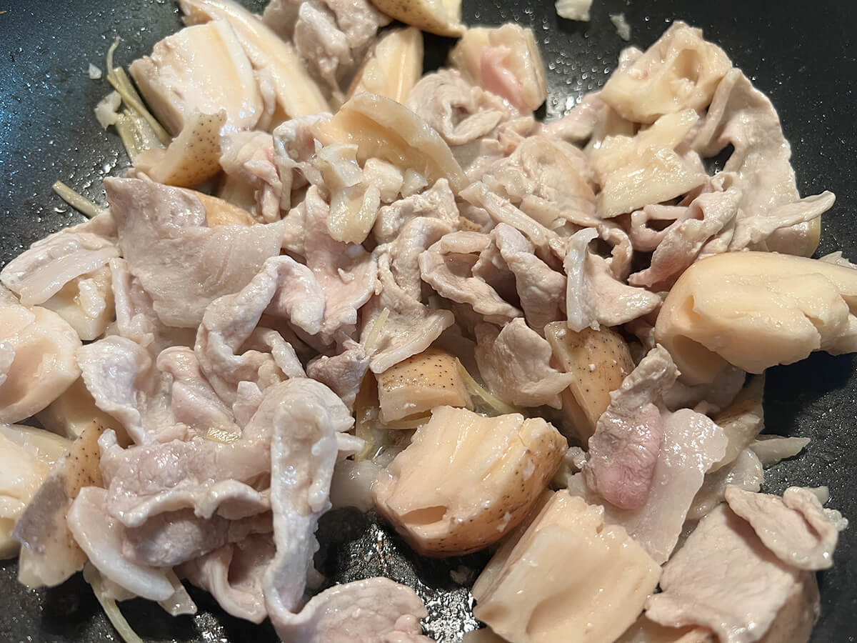 れんこんと豚肉のオイスター黒酢炒め