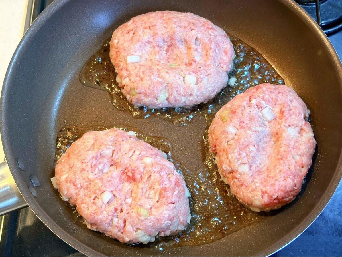 玉ねぎたっぷり超簡単！肉汁たっぷりハンバーグ
