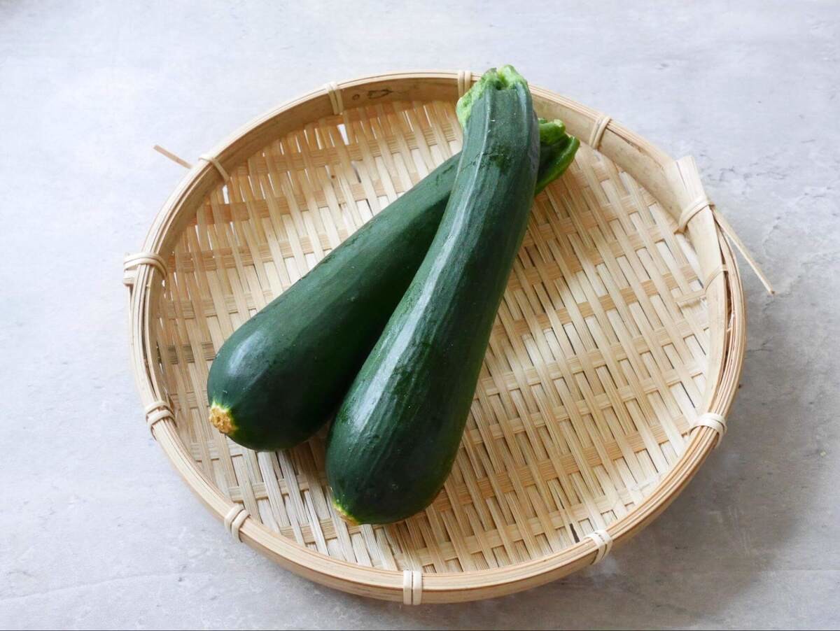 ズッキーニのしぼ生ステーキ【味つけは生しょうゆだけ】
