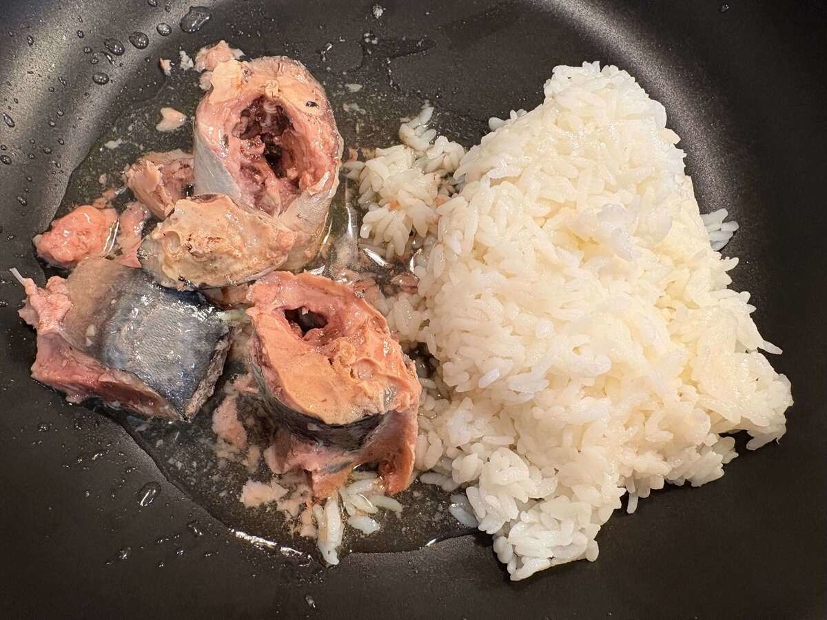 「水なしで作るサバ缶焼飯」