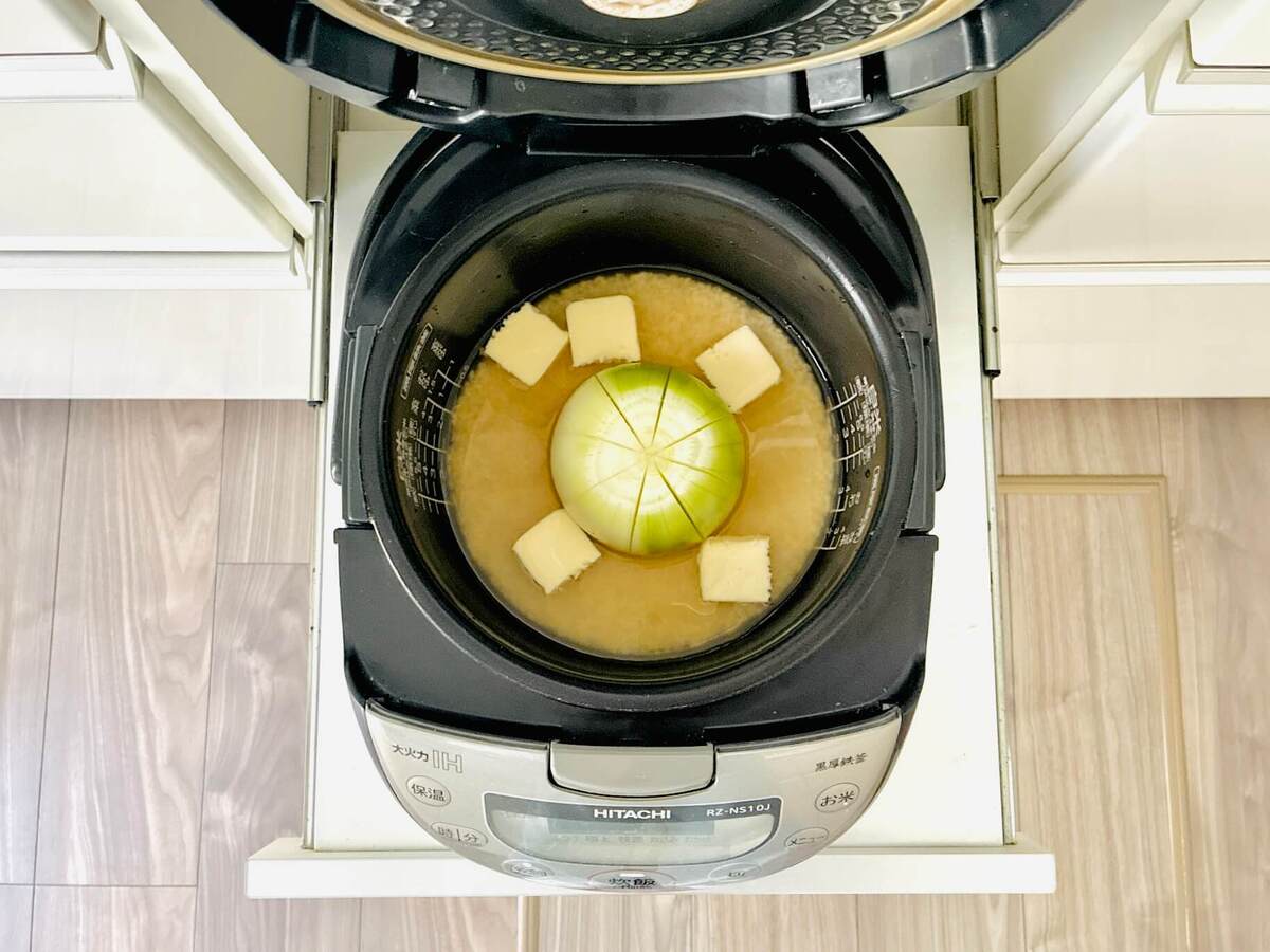 サンドウィッチマン＆芦田愛菜の博士ちゃん「玉ねぎ丸ごと炊き込みご飯」のレシピ