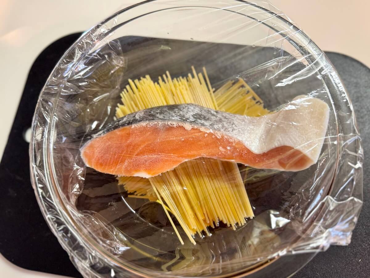 クレハ公式「レンジde鮭クリームパスタ」