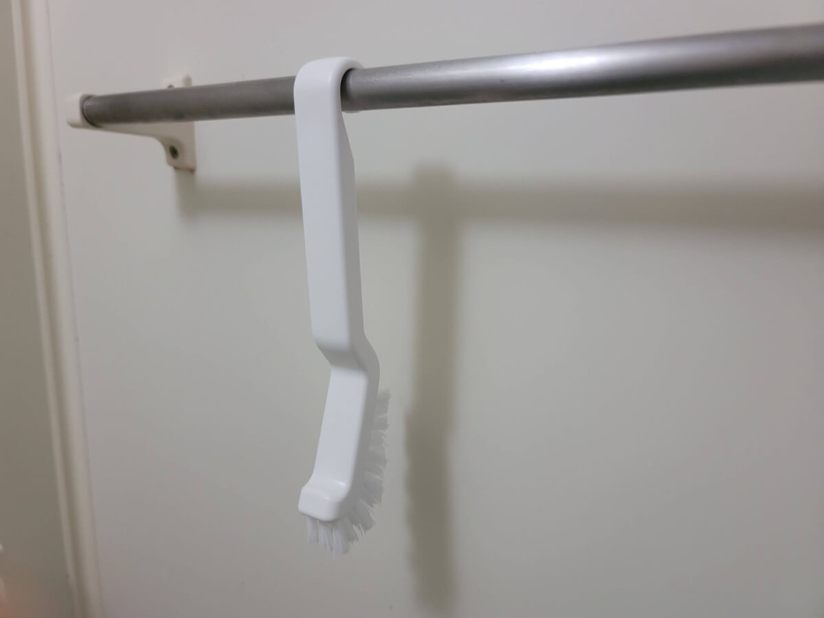 タオルバーにかけられる排水口ブラシ
