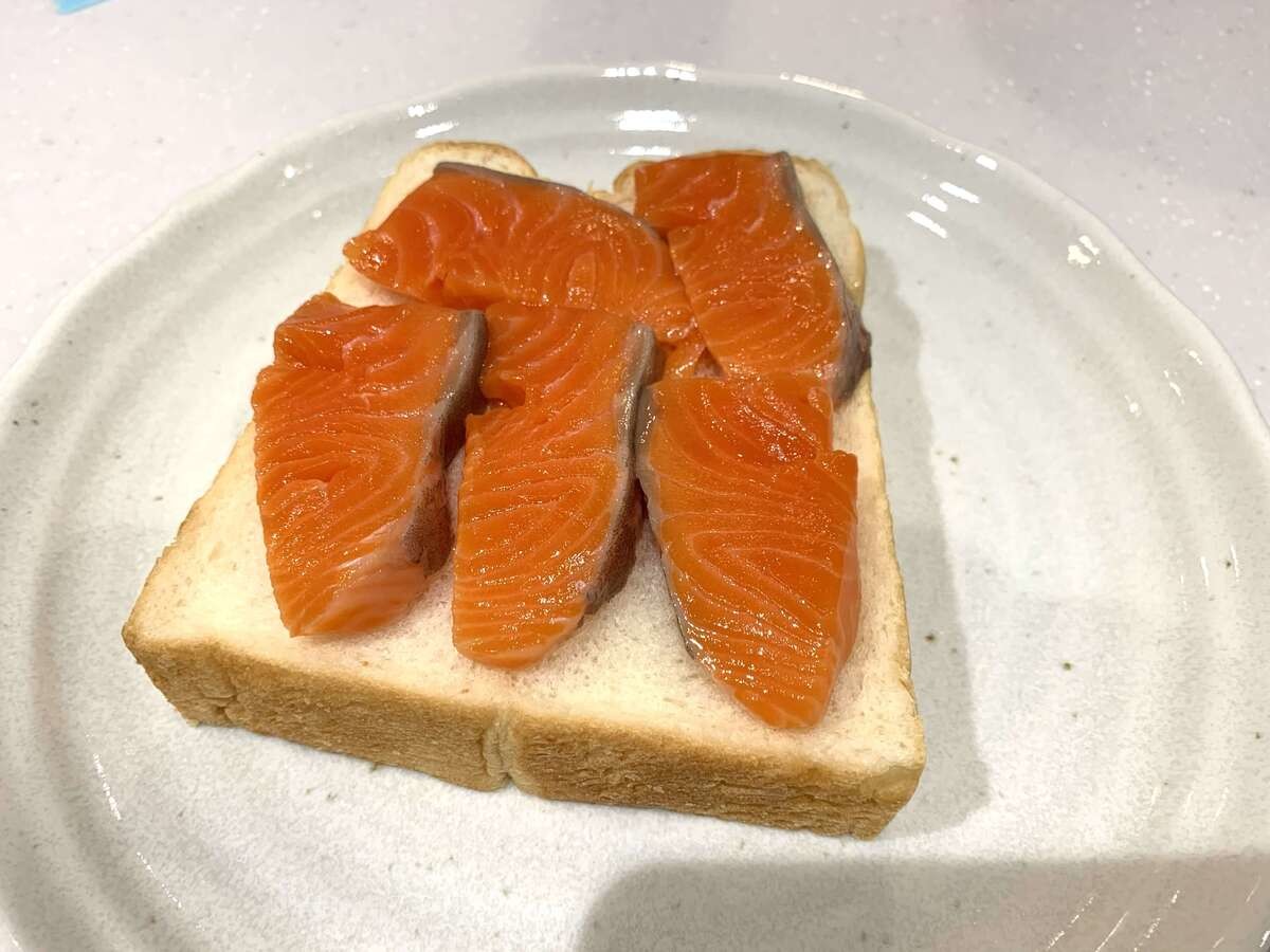 TV番組で話題【食パンアレンジ人気レシピ】刺身を乗せて焼く「サーモン