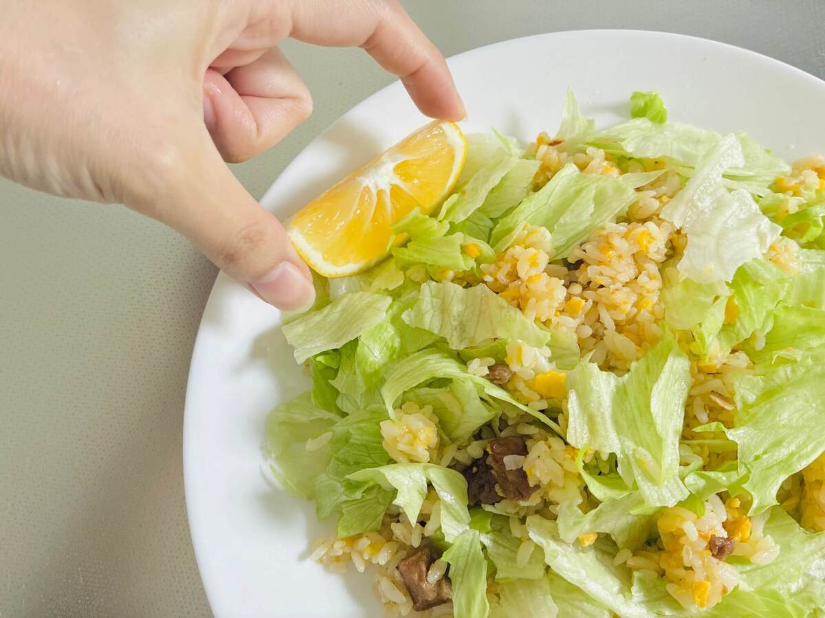 冷凍炒飯のアレンジ「レタス＆レモン」