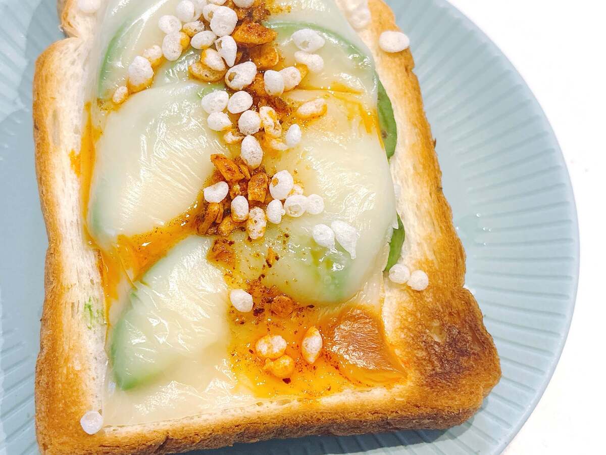 「アボカドチーズ食べるラー油天かすトースト」のレシピ