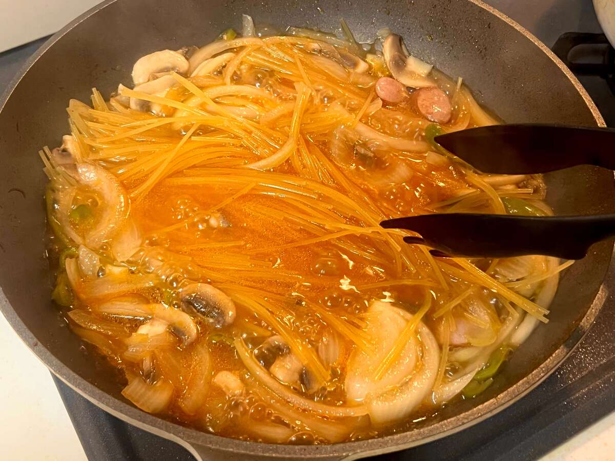 カゴメ公式「フライパンひとつで！フレッシュトマトのナポリタン」のレシピ