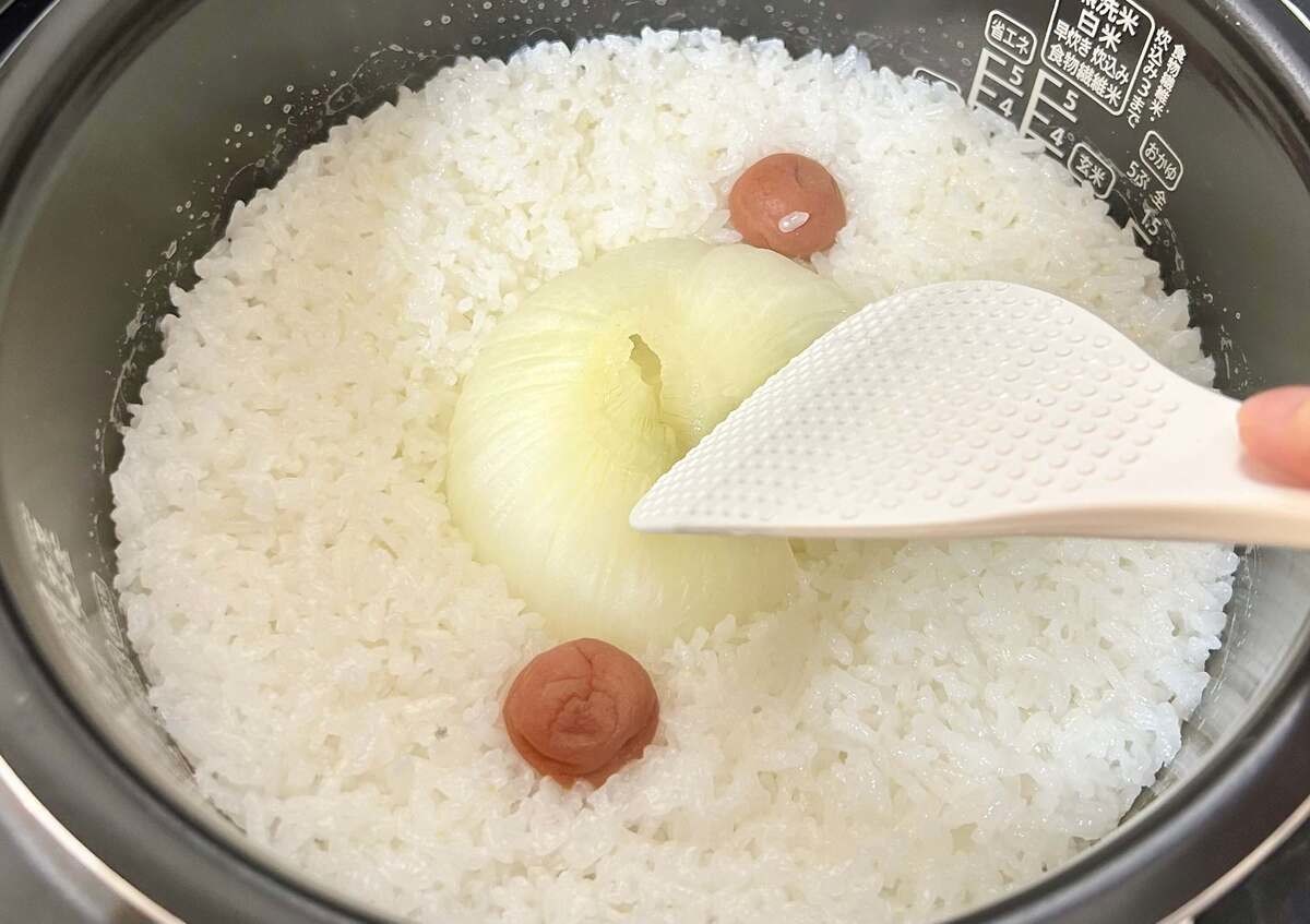 新たまねぎと梅干しの炊き込みご飯