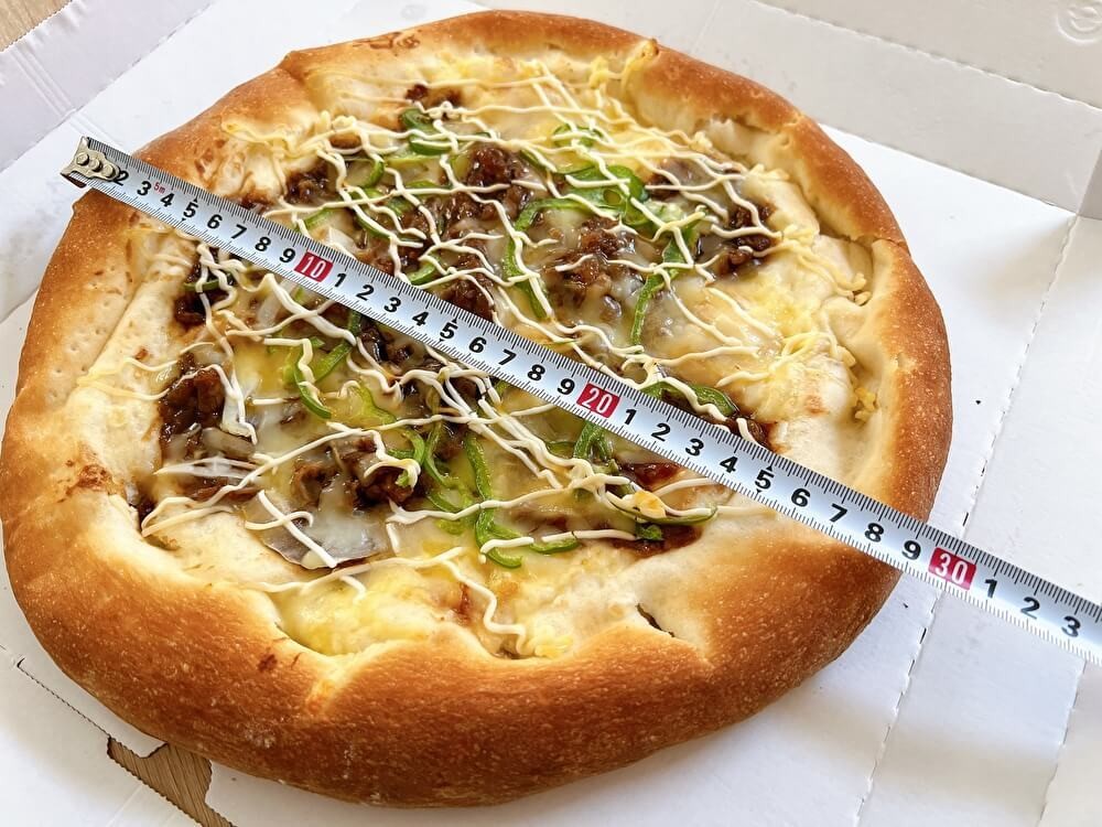 オーケーの新商品「牛カルビ焼肉ピザ」