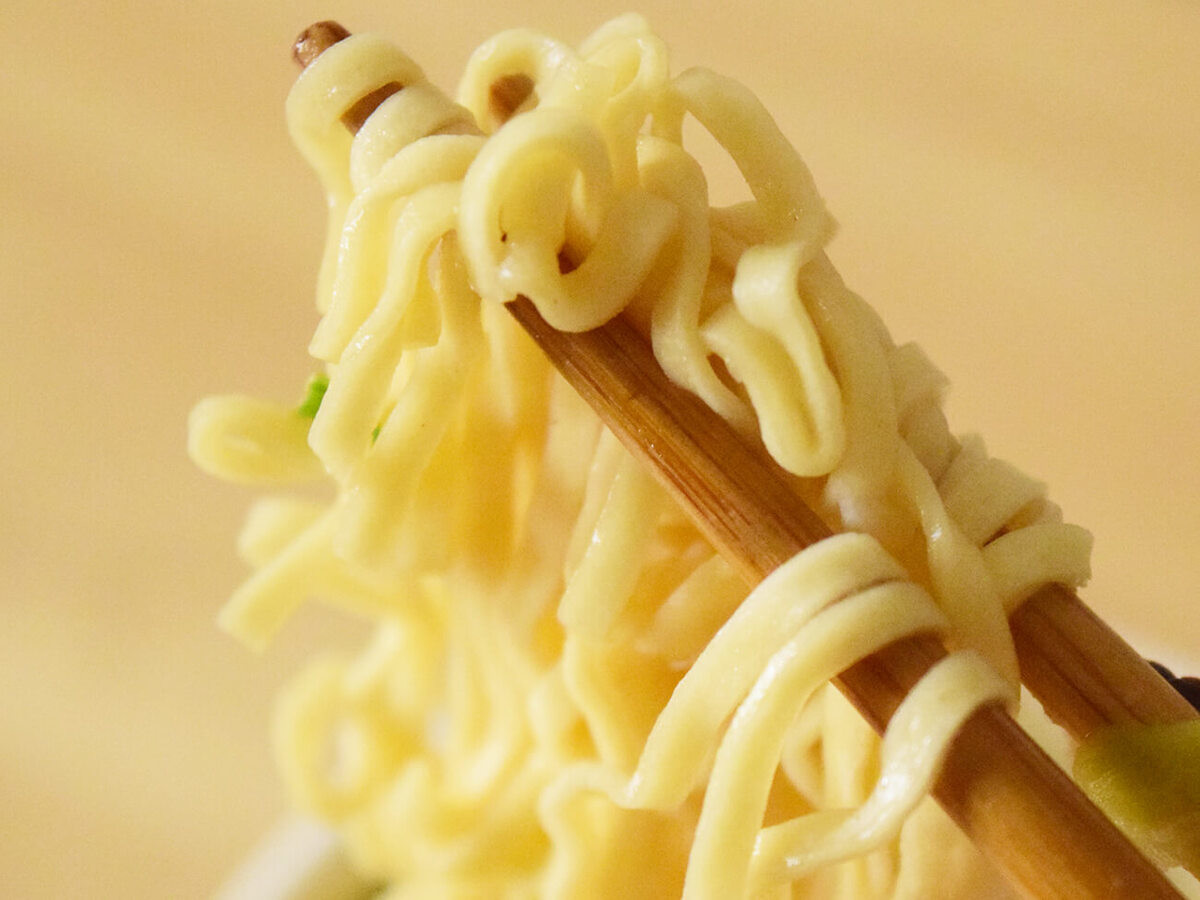 日清「カップヌードル」とイオン「コクとキレのしょうゆヌードル」食べ比べ