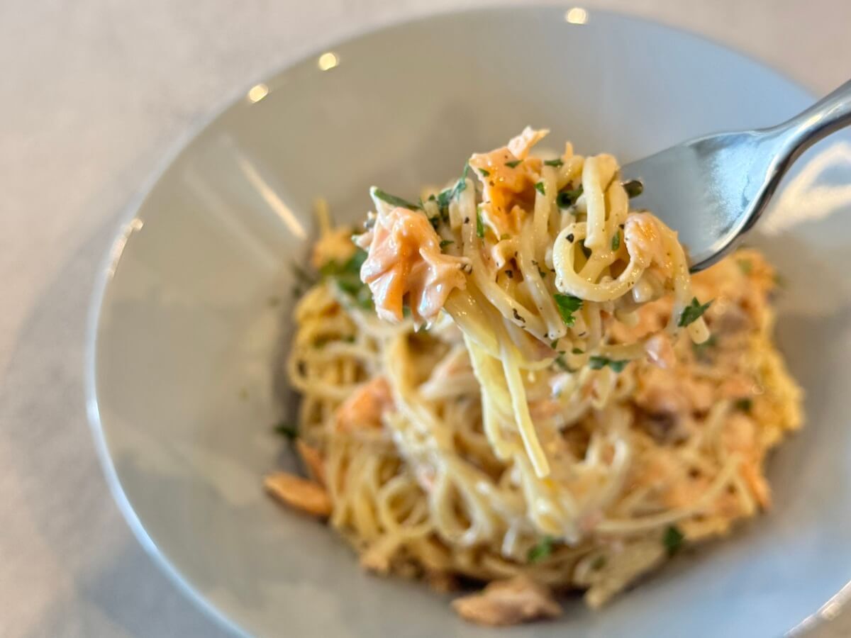 クレハ公式「レンジde鮭クリームパスタ」