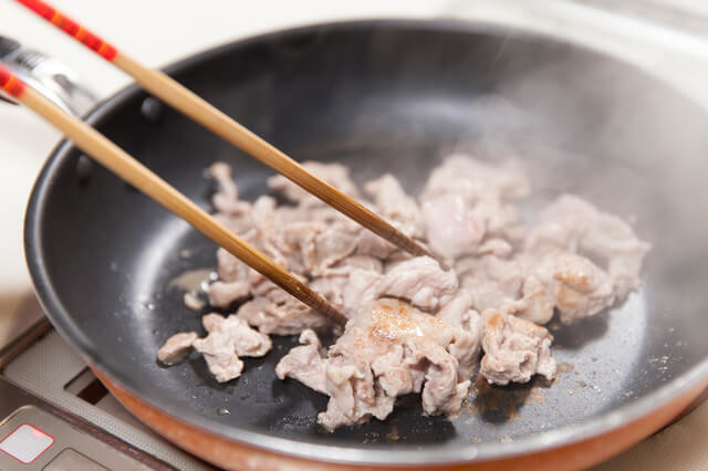 スーパーの豚肉パック、消費期限はどうやって決まっている?