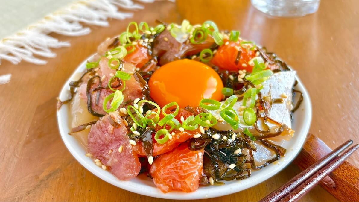 「端切れ刺身のにんにく塩昆布漬け」のレシピ