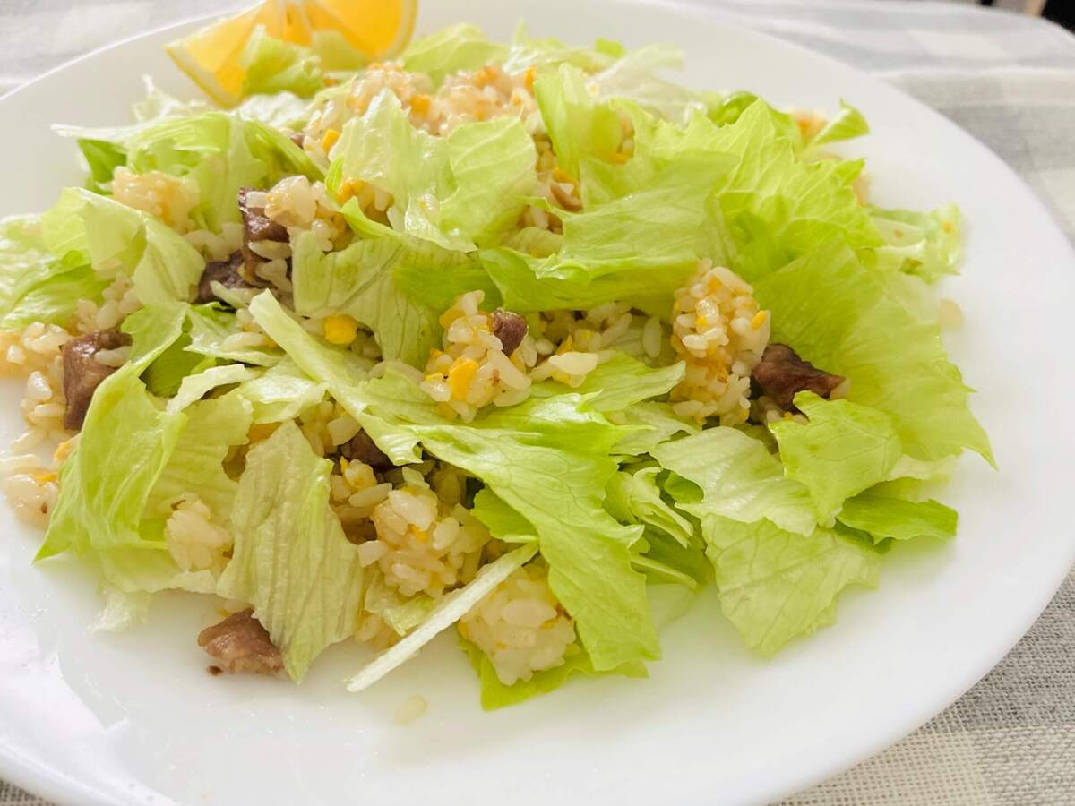 冷凍炒飯のアレンジ「レタス＆レモン」