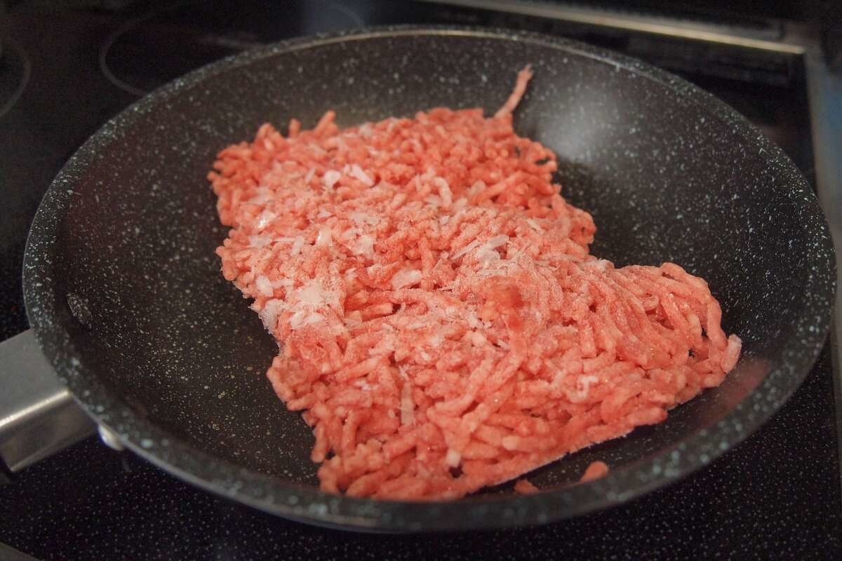 冷凍肉を室温で常温解凍するリスクと、より安全な解凍方法