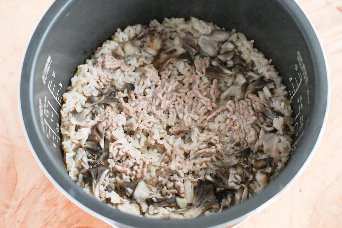 豚ひき肉とまいたけの炊き込みごはん