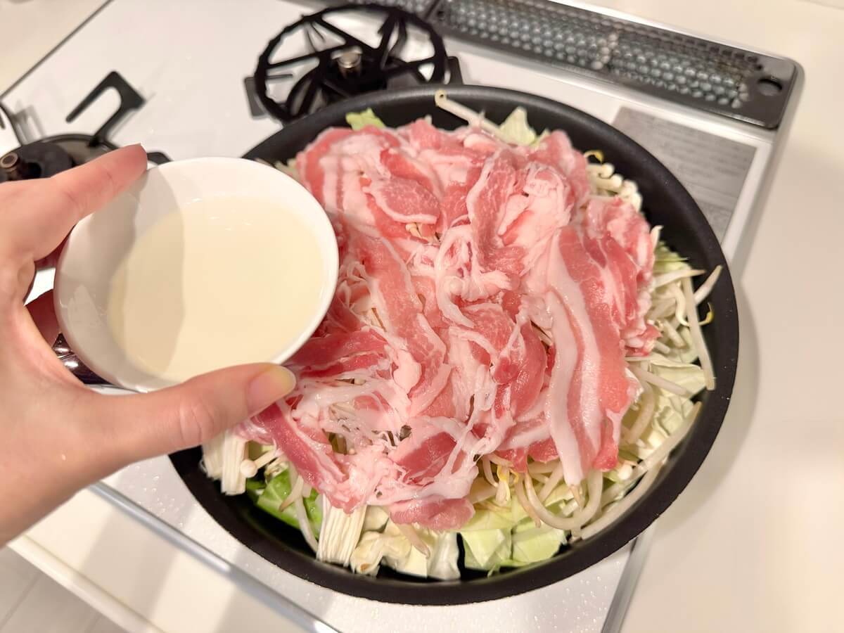 ざく切りキャベツと豚肉の蒸し焼き