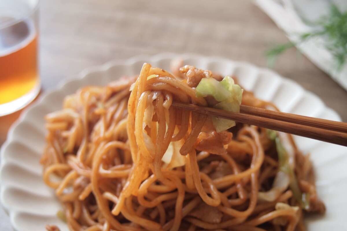 菰田欣也さん「豚肉とキャベツの焼きそば」のレシピ