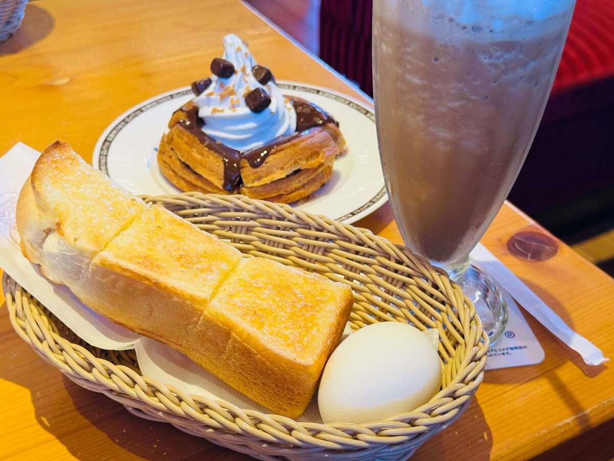 「チョコノワール ～Made with KITKAT®～」と「コーヒーフラッペ」
