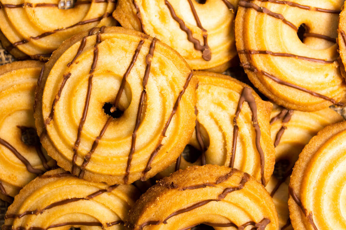 長距離ドライブが快適になるサービスエリアでの過ごし方や、避けた方がいい食べ物、飲み物