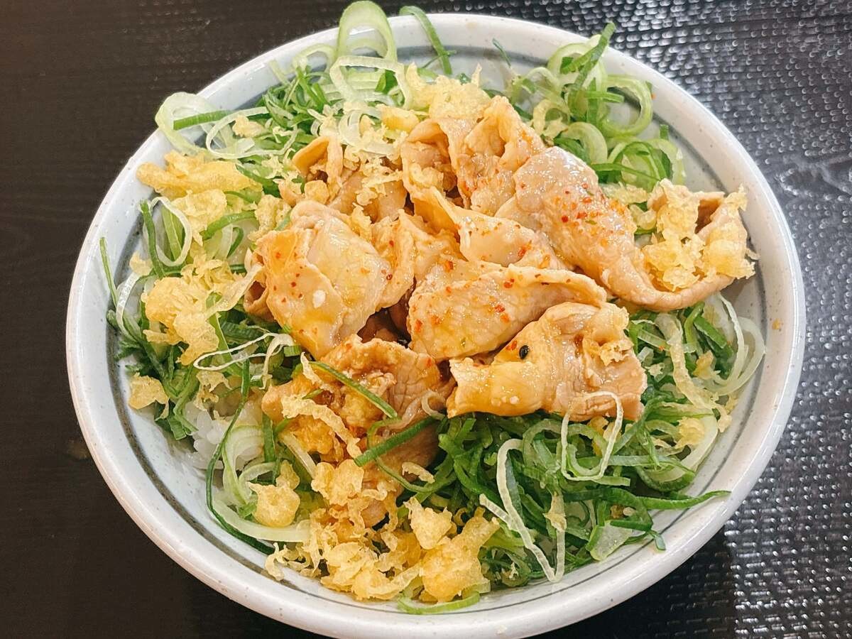 丸亀製麺「こく旨豚玉ぶっかけ 並（税込890円）