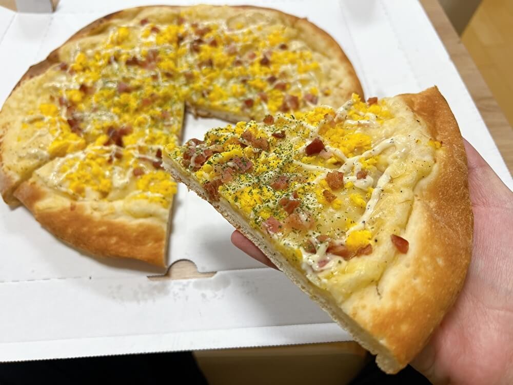 オーケーの期間限定商品「たっぷりたまごのカルボナーラピザ」