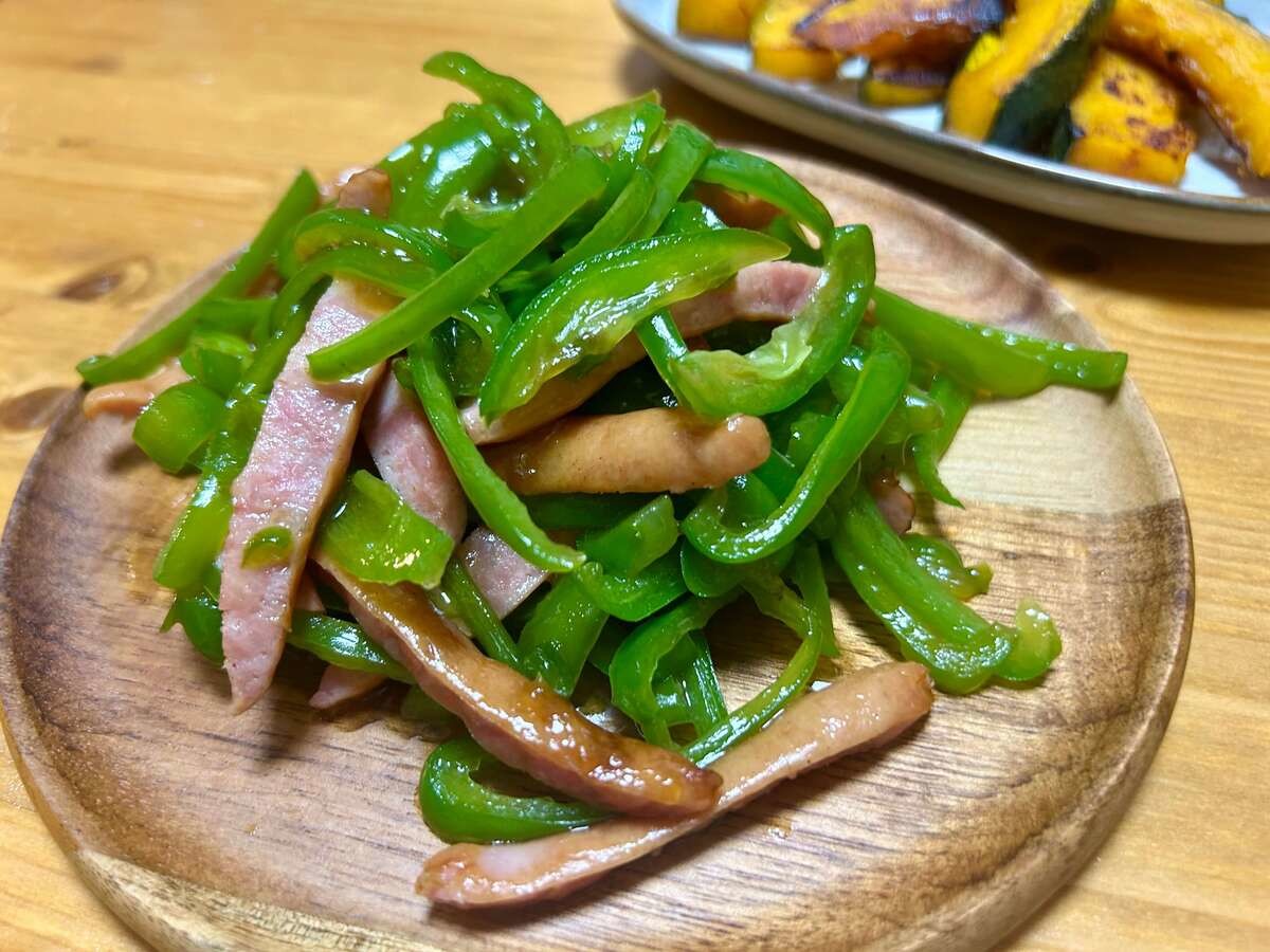 丸大食品公式「ウインナーとピーマンのチンジャオロース風」