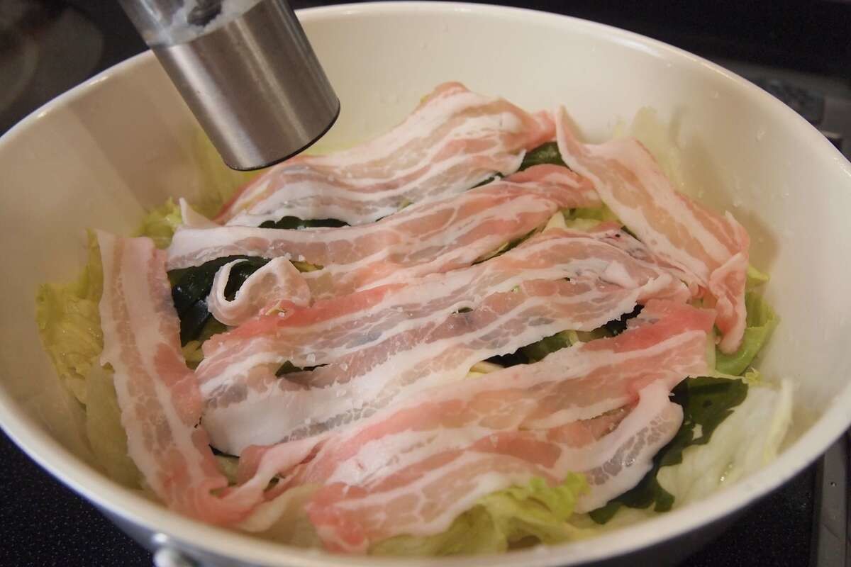 市瀬悦子さん「蒸し豚とレタスのオイスターごまだれ」
