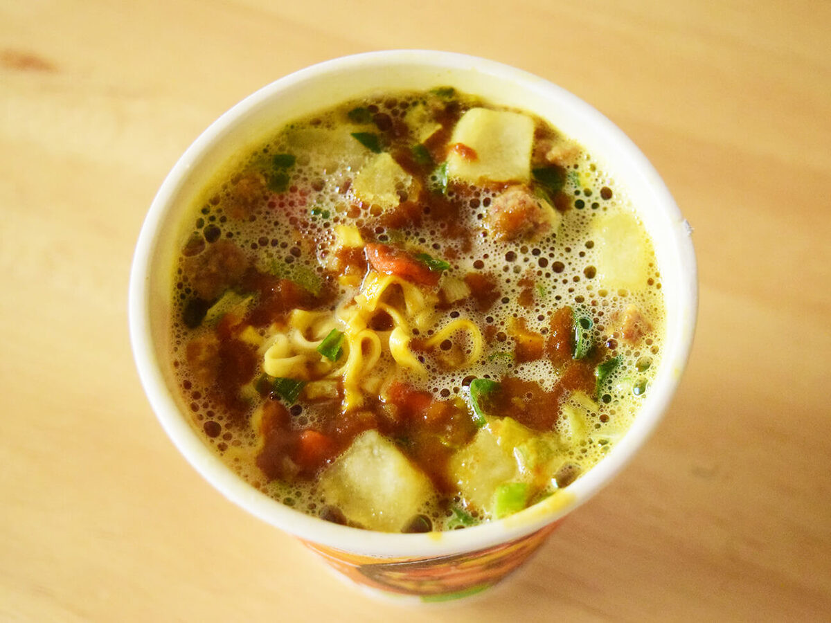日清「カップヌードル」とイオン「コクとキレのしょうゆヌードル」食べ比べ