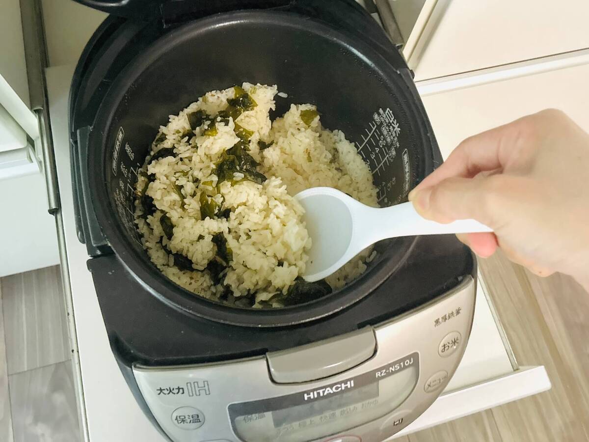 おうちごはんせいさくぶさん「わかめスープのもとでわかめ炊き込みご飯」のレシピ