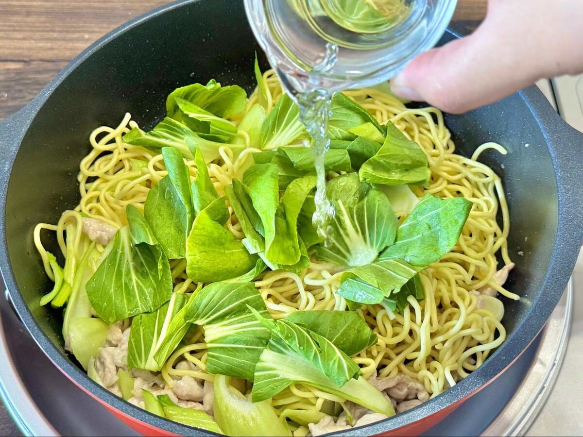 長谷川あかりさん「豚肉とちんげん菜の酢じょうゆ焼きそば」のレシピ