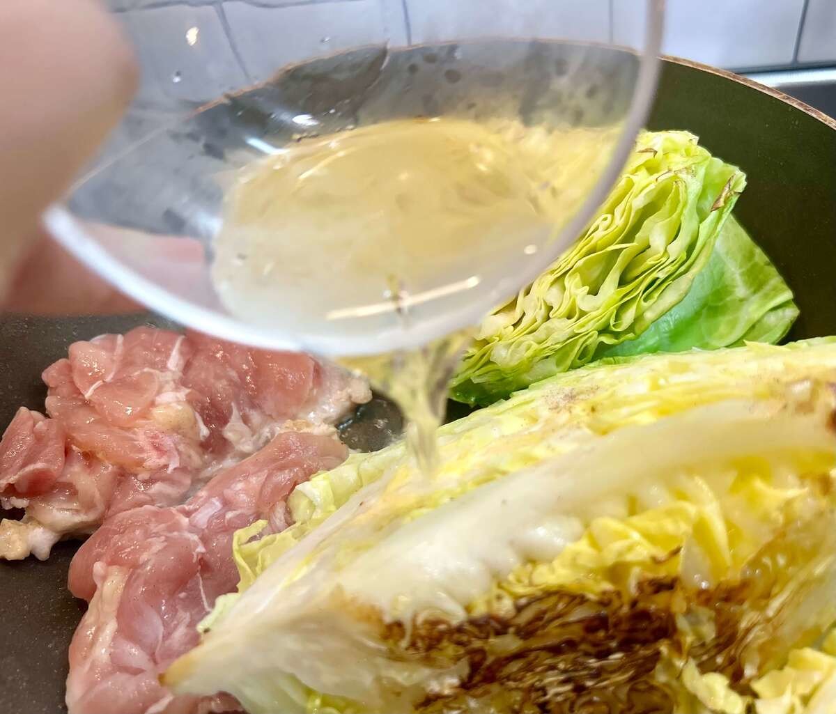 舘野鏡子さん「春キャベツと鶏肉のガーリックステーキ」