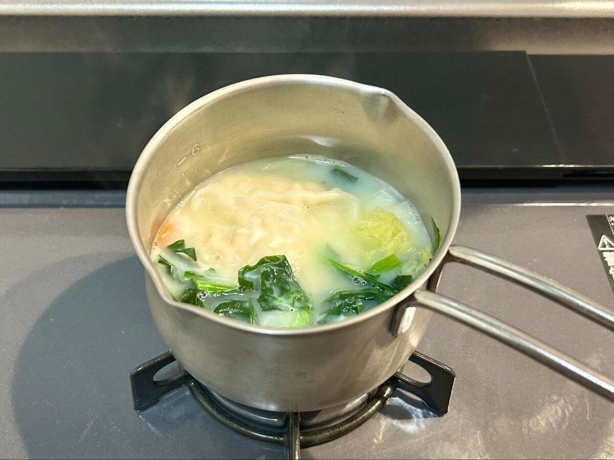 ギョーザの具だくさん豆乳みそスープ