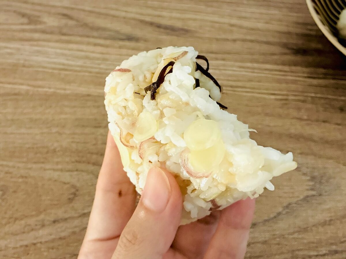 小林まさみさん「みょうがと塩昆布のおにぎり」のレシピ