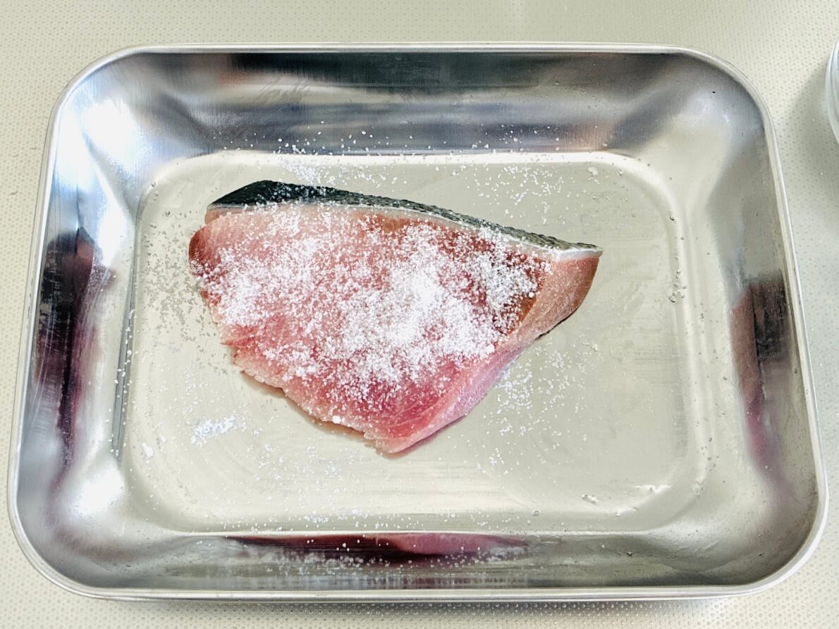 ウエカツさん「ぶりの下ごしらえ」