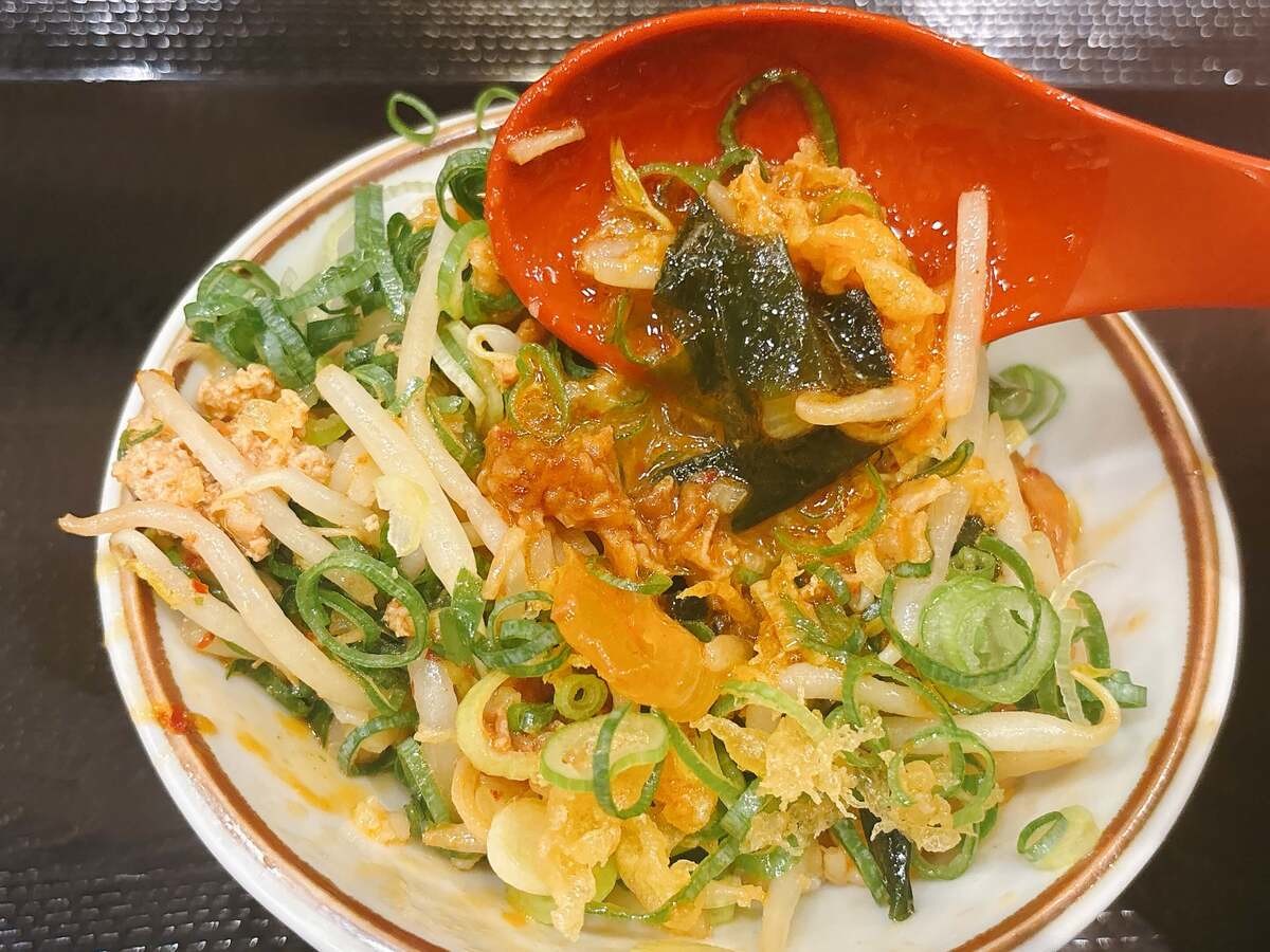 丸亀製麺「肉盛りニラ玉ぶっかけ」