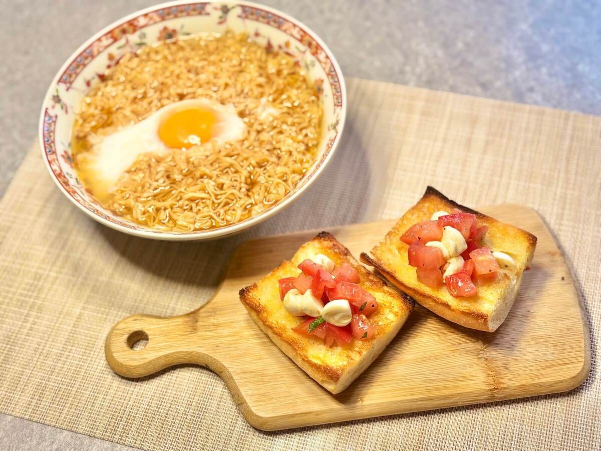 チキンラーメン&トマトとチーズのブルスケッタ