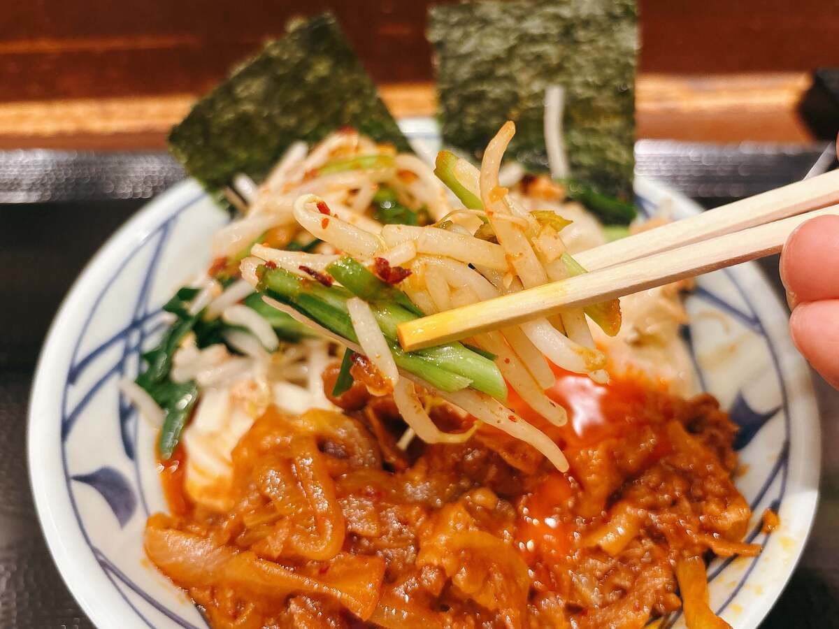 丸亀製麺「肉盛りニラ玉ぶっかけ」
